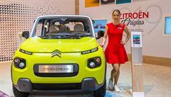 Slena v ervených atech pivítala úastníky autosalonu u nového Citroenu...