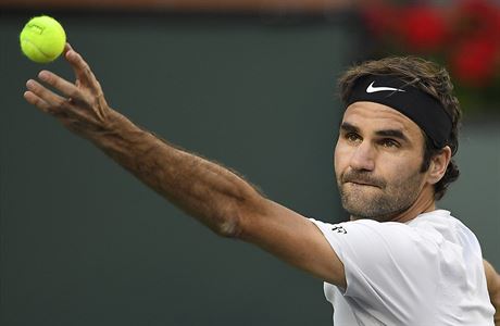 Roger Federer na servisu bhem zpas na turnaji v Indian Wells.