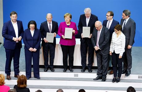 Zstupci CDU/CSU a SPD po podepsn koalin smlouvy.