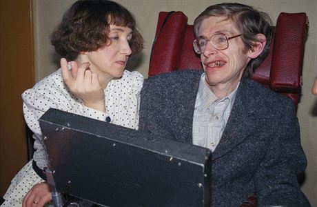 Hawking na snmku z roku 1989 s reportrkou.