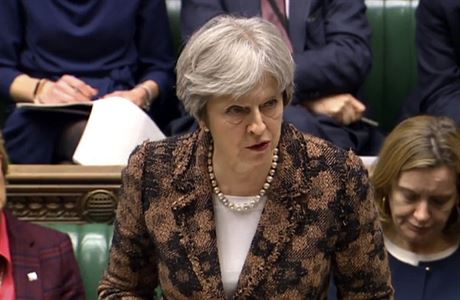 Britská premiérka Theresa Mayová mluví k Dolní snmovn.