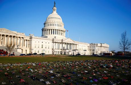 Aktivisté v USA nainstalovali 7000 bot ped budovu Kapitolu Spojených stát...
