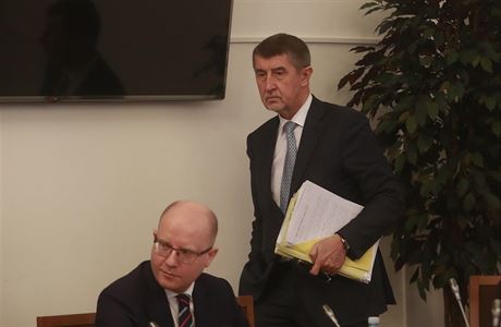 Andrej Babi pichází na jednání výboru.