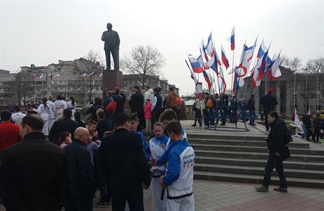 Ruské vlajky v ulicích Krymu.