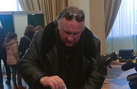 Na ruskou ambasádu v Paíi piel volit i ruský herec francouzského pvodu...