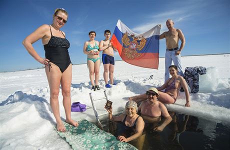 Rut otuilci na fotografii s ruskou vlajkou ukazuj, jak oslavuj den ruskch...