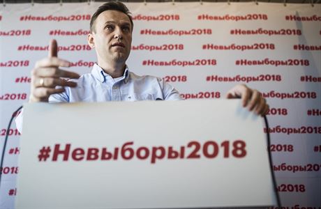 Lídr ruské opozice Alexej Navalnyj na tiskové konferenci v Moskv.