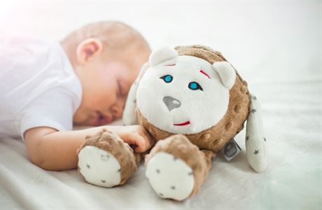 Plyový medvídek vydává bílé umy, pomáhá usnínat novorozencm