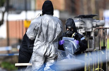 Vyetovatel sbraj forenzn vzorky na mst, kde byl Skripal a jeho dcera...