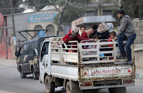 Kurdští civilisté jedou v náklaďáku se svými věcmi.