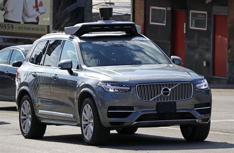 Samoiditelné SUV Volvo pi beznovém testování Uberu.