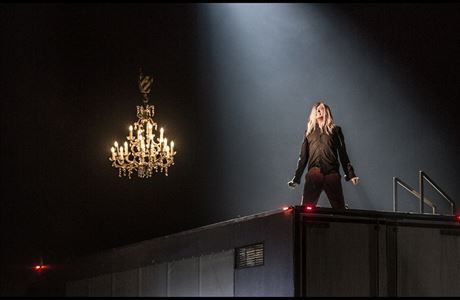 Fausta (Martin Pechlt) se neboj dvat prchod emocm. Inscenace Faust (2018)....