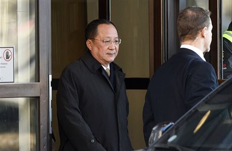 Severokorejský ministr zahranií Ri Jong Ho opoutí budovu védské vlády.
