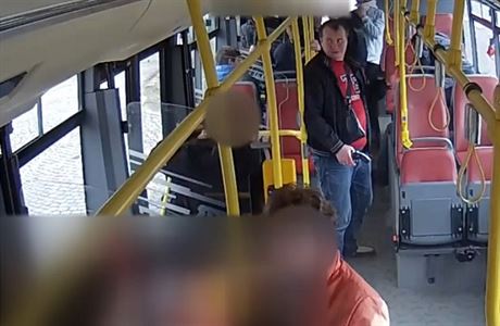 Jeden z úastník incidentu v praském autobuse na snímku z videa, které...