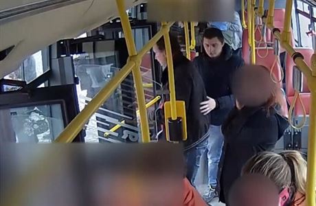 Dva astnci incidentu v praskm autobuse na snmku z videa, kter zveejnila...