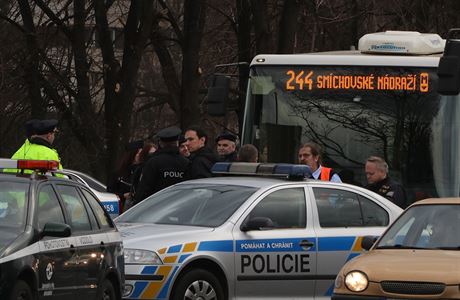 Incident se stal autobusu míícím na Smíchovské nádraí.