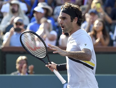 Roger Federer slaví postup do dalšího kola turnaje v Indian Wells.