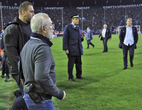 Naštvaný prezident PAOK Soluň Ivan Savvidis.