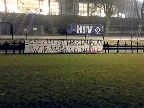 Vzkaz fanoušků hráčům Hamburku. Vedle křížů nechybí ani transparent s nápisem:...