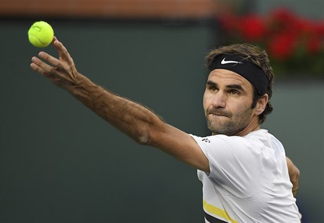 Roger Federer na servisu během zápasů na turnaji v Indian Wells.