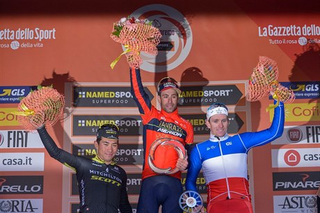 Vincenzo Nibali (uprostřed) slaví vítězství na Milán-San Remo 2018.