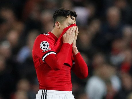 Smutný Alexis Sanchez z Manchesteru United