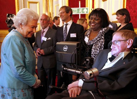 Hawking se setkal i s královnou Alžbětou II.