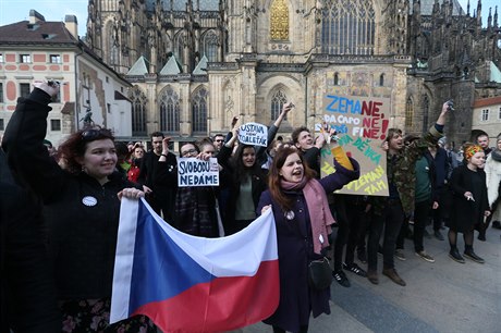 Ústava není toaleák, skandují studenti.