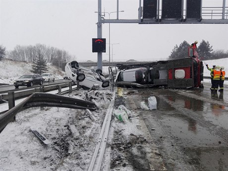 Na Praském okruhu u Barrandova se 17. bezna kolem 09:00 pevrátil kamion,...