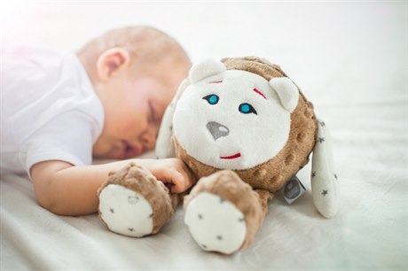 Plyšový medvídek vydává bílé šumy, pomáhá usnínat novorozencům