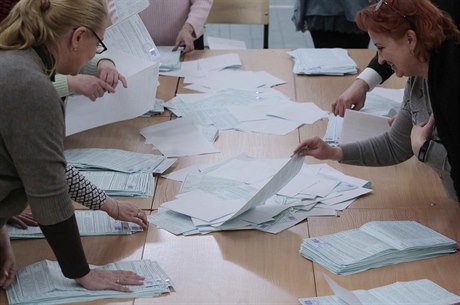 Volební komise v Petrohrad zaala sítat hlasy v prezidentské volb.