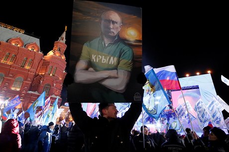 Mu oslavující na akci ke tvrtému výroí od pipojení Krymu k Rusku na...