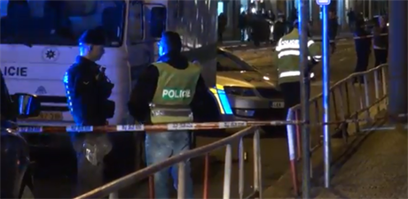 Záchranná sluba a policie v Praze. 