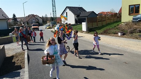 Dívky pi pochzce se stromkem zpívají stále dokola písniku: Smrtná nedla,...