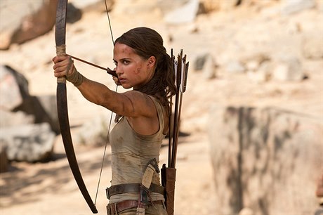 Zamíit a vystelit. Alicia Vikanderová jako Lara Croftová. Snímek Tomb Raider...