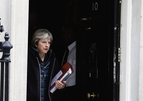 Britská premiérka vyráí z Downing street 10.