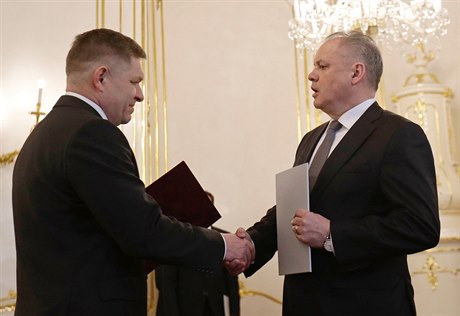 Premiér v demisi Robert Fico pedává demisi své vlády do rukou prezidenta Kisky.