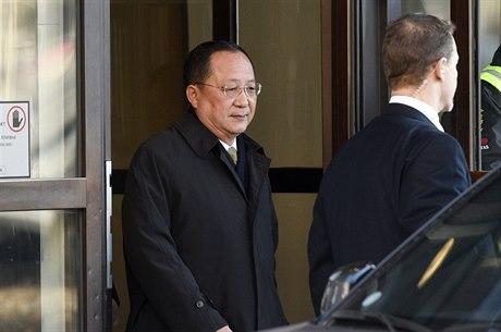 Severokorejský ministr zahranií Ri Jong Ho opoutí budovu védské vlády.
