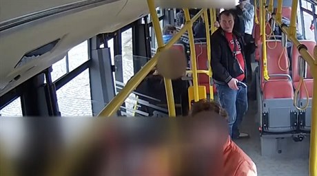 Jeden z účastníků incidentu v pražském autobuse na snímku z videa, které...