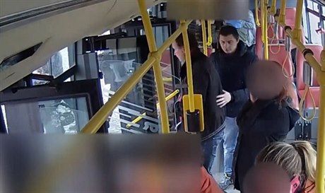 Dva úastníci incidentu v praském autobuse na snímku z videa, které zveejnila...