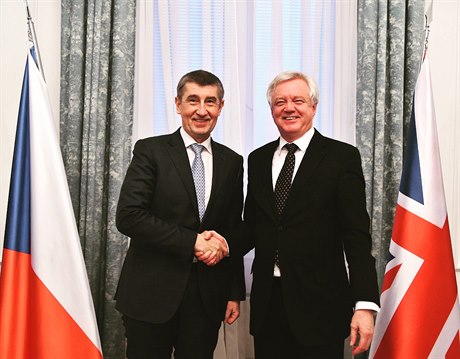 Premiér v demisi Andrej Babi (vlevo) a britský ministr pro brexit David Davis.