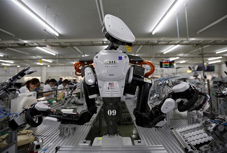 Robot pracující po boku zamstnanc v továrn v Tokiu.