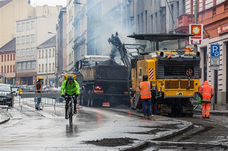 Rekonstrukce Husitské ulice komplikuje podnikání tamním obchodníkm.