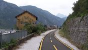 Cyclovia Alpe-Adria v trase zruen eleznin trati ve stanici Chiusaforte,...