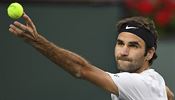 Roger Federer na servisu bhem zpas na turnaji v Indian Wells.