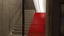 Únikové schodiště s výrazným červeným nátěrem stěn.