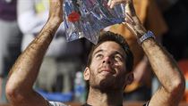 Juan Martin del Potro s trofejí pro vítěze turnaje v Indian Wells, když ve...