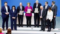 Zástupci CDU/CSU a SPD po podepsání koaliční smlouvy.