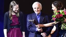 ansonir Charles Aznavour a domc filmov legenda Daniela Kolov pevzali...