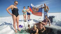 Rut otuilci na fotografii s ruskou vlajkou ukazuj, jak oslavuj den ruskch...